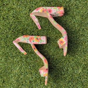 Kelly and Katie Hailee Size 8M Block Heel Sandals